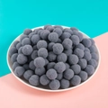 Pompones de poliéster gris oscuro para manualidades y decoración sobre fondo colorido - Gris oscuro