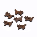 Makro-Detail von sechs katzenförmigen dunkelbraunen Holzknöpfen mit natürlicher Holzmaserung - Katze
