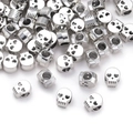 Gros plan de perles crâne argentées avec trous pour création de bijoux DIY - Lot de 10 / Argent Antique