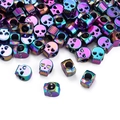 Détail macro de perles crânes arc-en-ciel irisées avec trous pour bijoux DIY - Lot de 10 / Arc-en-ciel
