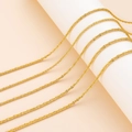 Vista detallada de collares dorados pulidos con estructura de eslabones finos en soportes simples - Estilo básico / Dorado