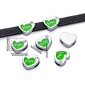 Vista macro del charm a cuore 'LOVE' per bracciali fai-da-te con misure dettagliate - Cuore Strass Verde