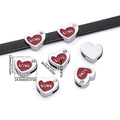 Dettaglio macro del ciondolo a cuore in smalto rosso con scritta Love su bracciale - Cuore Strass Rosso