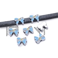 Dettaglio del ciondolo a fiocco da 13 mm in lega d'argento con smalto blu e strass - Fiocco Blu Chiaro