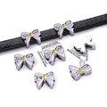 Dettaglio charm fiocco in smalto rosa per bracciali DIY con dimensioni di 13mm - Fiocco Rosa