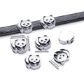 Dettaglio di ciondoli panda in smalto su cinturino in pelle con dimensioni e foro per DIY - Panda Nero