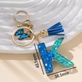 Portachiavi lettera K con paillettes blu, ciondolo a farfalla e nappa blu - Blu K