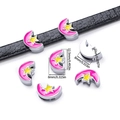 Dettaglio di ciondoli a luna in smalto rosa con stelle gialle per bracciali DIY - Luna Rosa Rosso