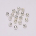 Macro-opname van zilveren ronde metalen kralen met gaten voor DIY sieraden maken - Zilver