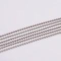 Vue macro des couches de chaînes à billes en métal argenté pour la fabrication de bijoux DIY - Rhodium