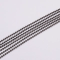 Gros plan d'une chaîne à billes en métal noir fusil pour la création de bijoux et colliers - Métal canon