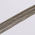Gros plan de chaînes à billes en bronze vintage pour la création de bijoux et colliers - Bronze Antique
