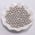 Ronde witte ABS-imitatieparels met gaten voor doe-het-zelf sieraden maken op een dienblad - Lichtgrijs