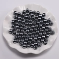 Donkergrijze ronde ABS imitatieparels in wit keramieken schaaltje voor DIY sieraden - Zilverijs