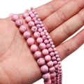 Vista detallada de cuentas turquesas rosas en varios tamaños con vetas de mármol natural - 4mm / Rosa