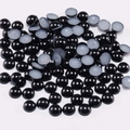 Primer plano de medias perlas de ABS negro brillante con reverso plano para manualidades - Negro