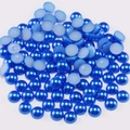 Foto macro de medias perlas ABS azul oscuro con reverso plano para decoración de uñas y joyas - Azul Zafiro