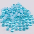 Primer plano de medias perlas azul cielo de fondo plano con brillo para manualidades - Azul cielo