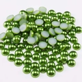 Macro de medias perlas verde brillante con fondo plano para joyería DIY y manicura - Verde oliva