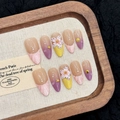 Unghie a mandorla fatte a mano con conchiglie viola e fiori 3D su vassoio di legno - XS / Mandorla Media - Motivo Conchiglia Viola