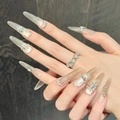 Uñas postizas stiletto elegantes con diamantes, perlas y flores sobre base nude - XS / 3065-Stiletto Largo
