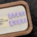 Faux ongles violets mats courts avec lignes argentées et perles sur plateau bois - XS / Style Lavande Mate (3049)