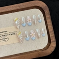 Unghie finte a mandorla corte con French blu, fiori 3D scolpiti e dettagli di conchiglie - XS