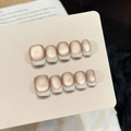 Unghie finte Cat Eye con base nude e punte French bianche su scheda di supporto - XS / Quadrato Rotondo Corto (3243)