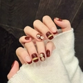 Unghie finte bordeaux e nude con decorazioni floreali dorate e catene su maglione - XS / Stile Fiore Oro Rosso Vino (591-超短梯)