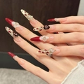 Unghie finte rosse stile francese con fiori 3D intagliati e pietre di zircone - Stiletto Sottile