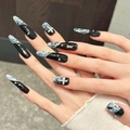 Handgemaakte zwart-witte marmeren stiletto plaknagels met zilveren gothic kruis bedeltjes - XS Extra Klein