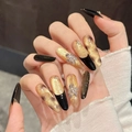 Faux ongles longs pointus de style œil-de-chat noir et doré avec fleurs en relief - XS / Ovale Très Long (654)