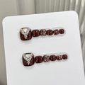 Uñas postizas para pies en color rojo vino oscuro con pedrería en V y acabado brillante - S / Marrón con Strass