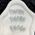 Unghie finte blu sfumate con farfalle 3D e strass a cuore in un vassoio decorativo bianco - XS / 136-Ovale Medio