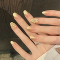 Schicke Cat-Eye Kunstnägel mit goldenem Glitzerverlauf und 3D-Blütenakzenten - XS / 373-Kurzes Oval