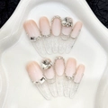 Unghie finte a mandorla fatte a mano con sfumatura rosa, cristalli e catene d'argento - 577-Appuntito Stiletto / XS
