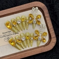 Handgefertigte Stiletto-Kunstnägel mit goldenem Glitzer, Schmetterlingen und gelben Kristallen - XS / A6-Langer Wassertropfen