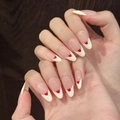 Unghie finte a mandorla stile francese con punte crema e cuore rosso su base rosa - XS / Stile Cuore Francese (1196)