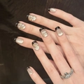 Unghie finte corte squadrate con punte French nere, effetto cat eye e fiori 3D decorati - XS