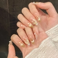 Uñas postizas cat-eye brillantes con diseño de sirena y detalles de perlas en la mano - XS / Forma de almendra