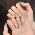 Handgefertigte silberne Katzenaugen-Press-on-Nägel mit 3D-Blumenrelief und Strass - XS / Mittlere Coffin-Form (855-Mittlere Leiter)