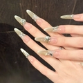 Uñas stiletto hechas a mano con purpurina ojo de gato champán y mariposas en relieve - XS / Estilo Stiletto Largo (2795)