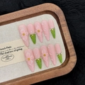 Unghie finte a mandorla rosa chiaro fatte a mano con fiori 3D e strass brillanti - XS / Rosa e Verde