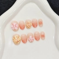 Unghie finte artigianali sfumate rosa con fiori di frangipani 3D e dettagli perla - XS / Ovale extra corto