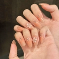 Uñas postizas degradadas rosa nude con flores 3D talladas a mano y detalles de pedrería - XS / Ovalado Corto (2841)