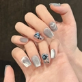 Korte grijze cat-eye plaknagels met blauwe 3D-hart steentjes en zilveren glitter details - XS / Super Korte Doodskist (2871)