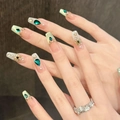Uñas postizas largas tipo ataúd con gemas esmeralda, efecto ojo de gato verde y perlas - XS