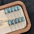 Uñas postizas artesanales azul oscuro cat-eye con purpurina plateada y pedrería - XS