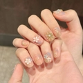 Uñas postizas artesanales con flores 3D, perlas y líneas doradas en base degradada - Estilo Flores 3D Degradado Rosa Azul (2902-Corto Redondo) / XS