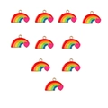 Makroaufnahme von zehn bunten Regenbogen- und Herzanhängern mit goldenen Metallkanten - Set / Regenbogen Stil (1#-Regenbogen)